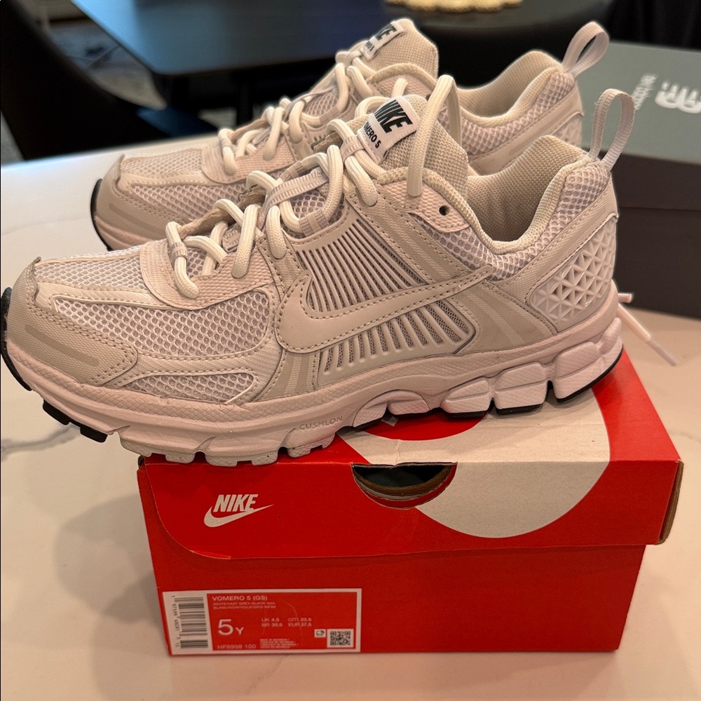 Nike Vomero 5 Youth Shoes like New - White and Gray
